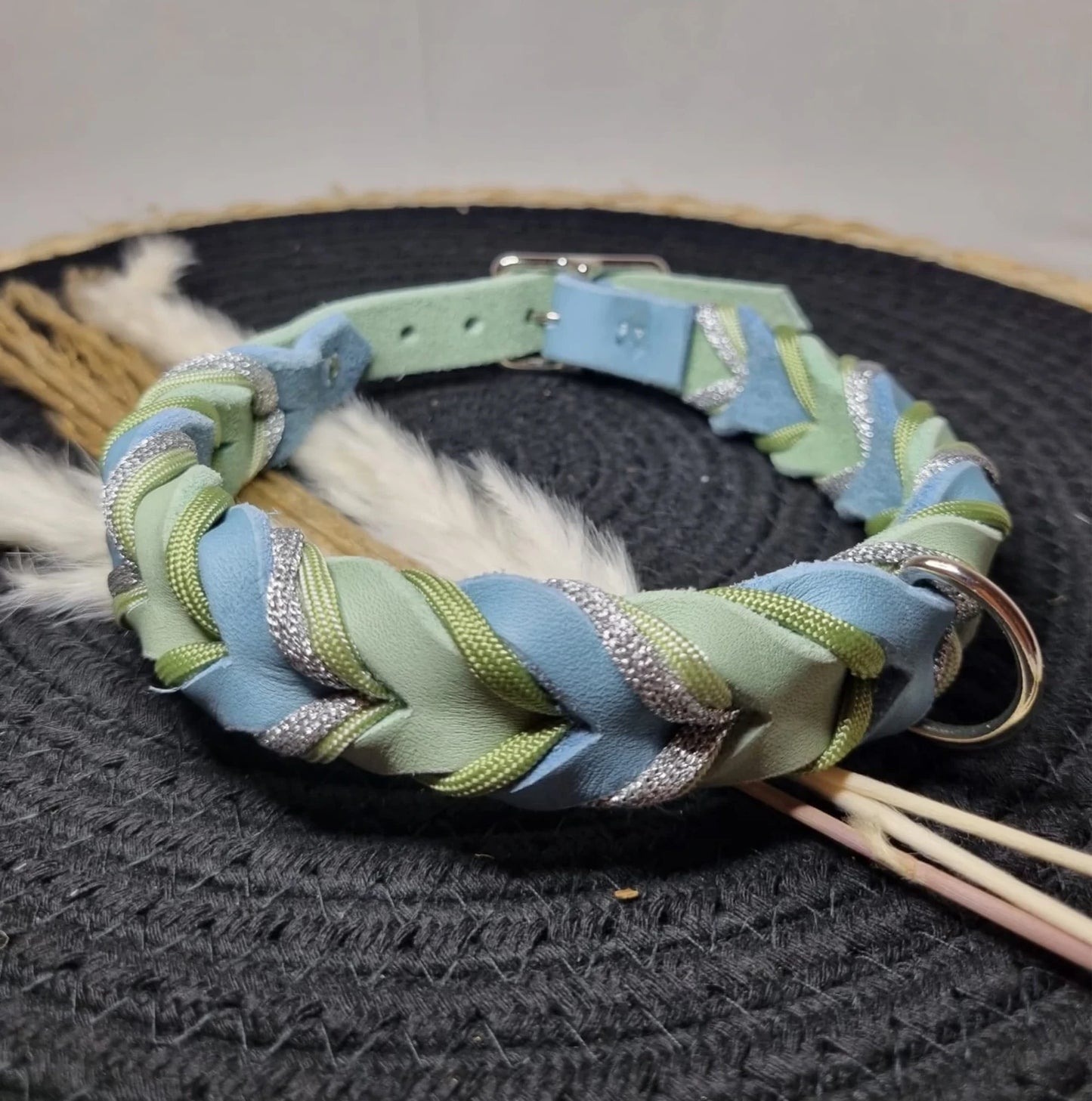 Design Your own - Hundehalsband aus Fettleder, mit Paracord in verschiedenen Farben