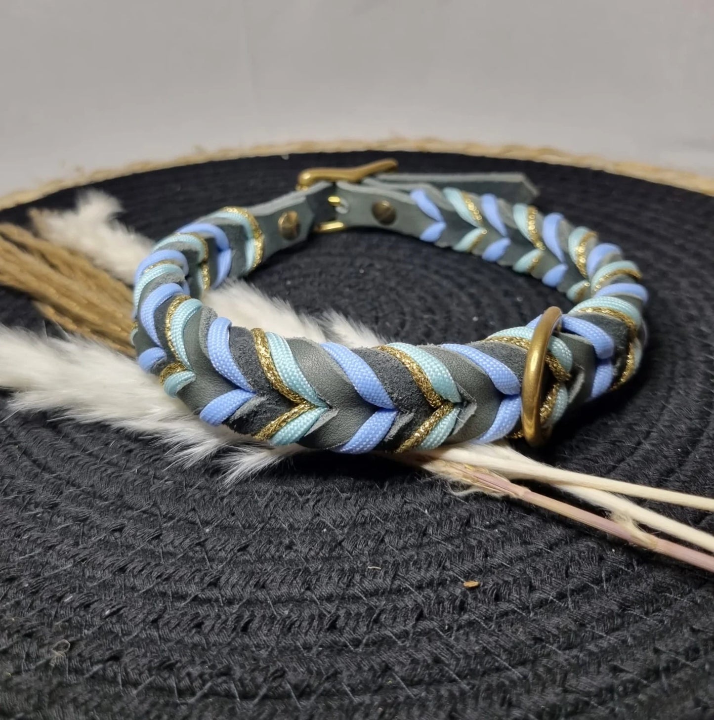 Design Your own - Hundehalsband aus Fettleder, mit Paracord in verschiedenen Farben