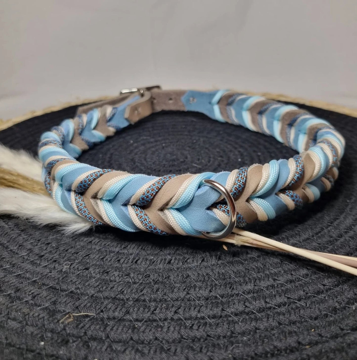 Design Your own - Hundehalsband aus Fettleder, mit Paracord in verschiedenen Farben